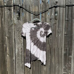 Tryst by Matthew Grey and White Asymmetrical Tie Dye Short Sleeve top size small